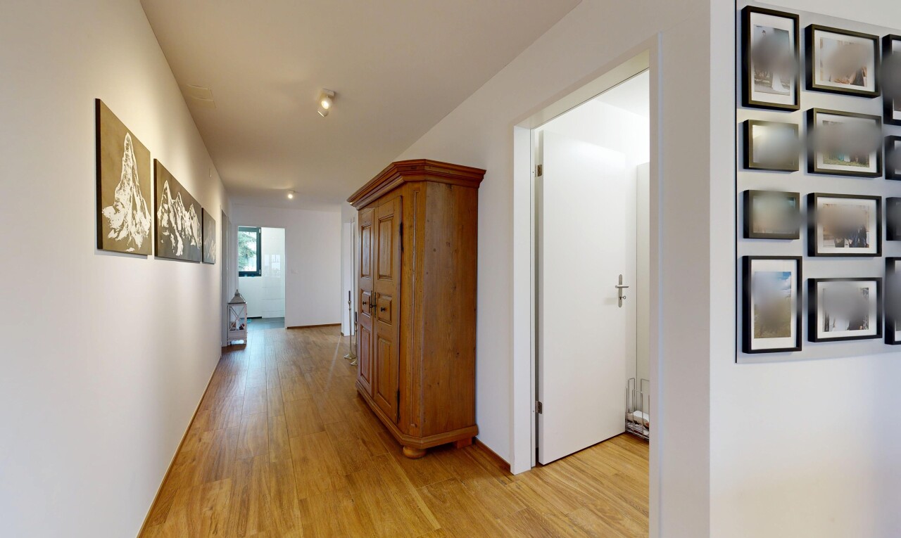 couloir avec inside property, drywall, cloison sèche, natural light, et lumière naturelle