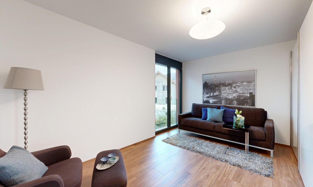 salon avec natural light, lumière naturelle, drywall, cloison sèche, et wood finish floor