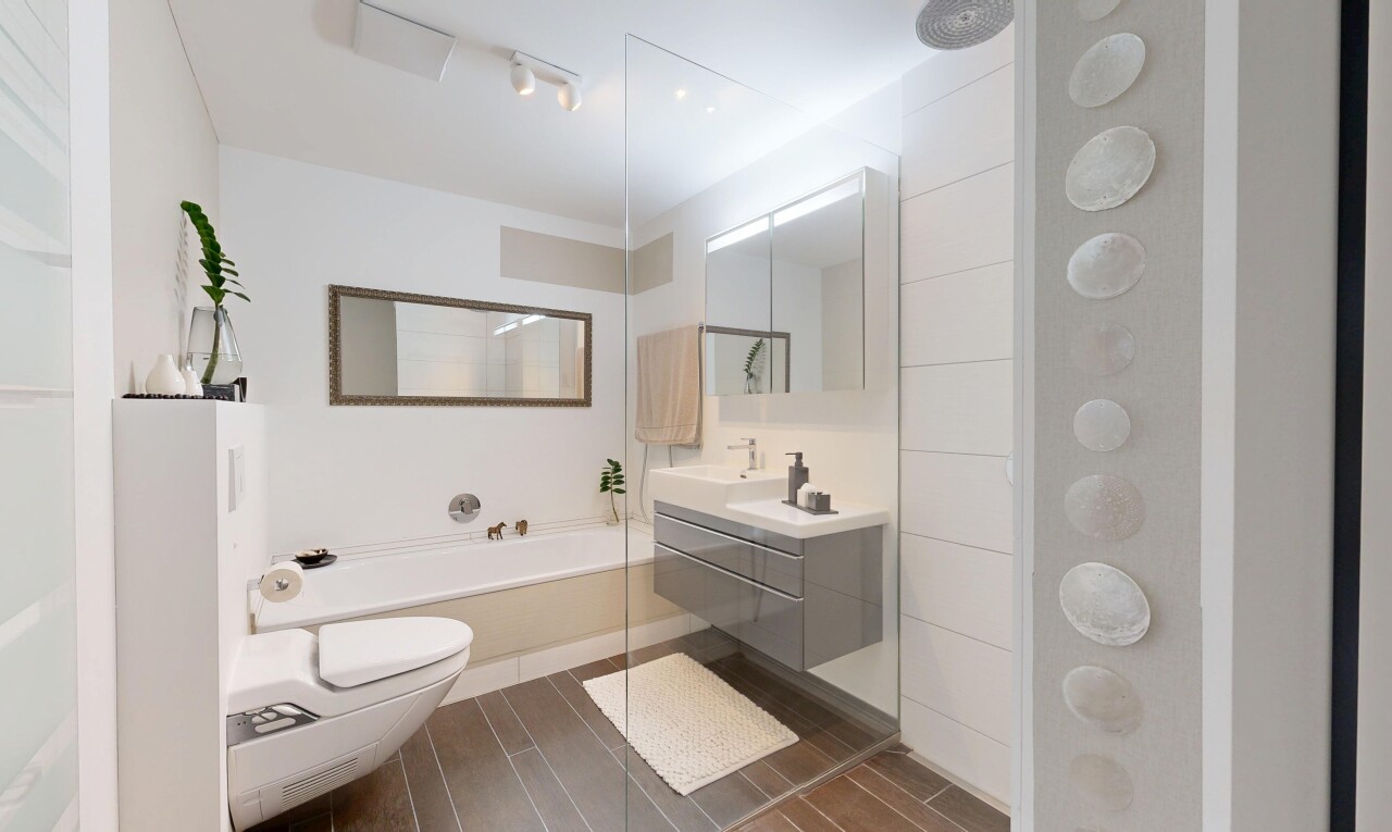 salle de bains avec salle de bain complète, miroir, lavabo (ou coiffeuse selon le contexte), inside property, et toilette