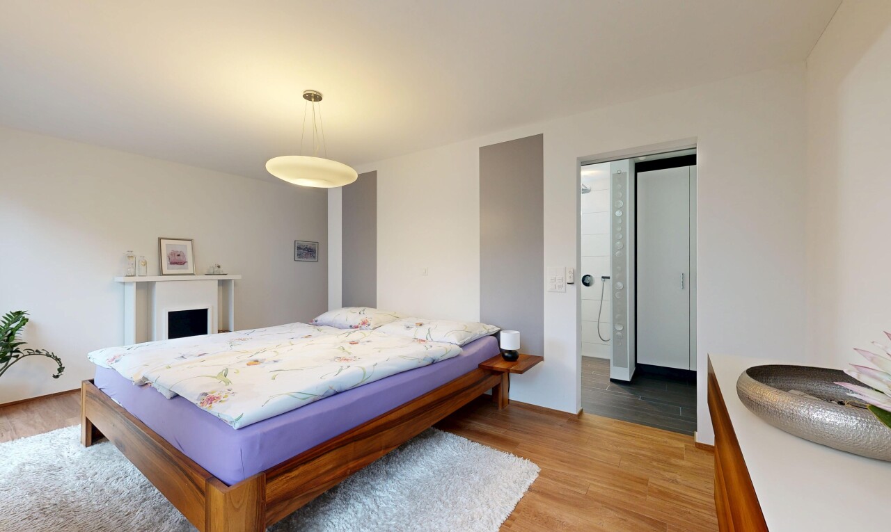 chambre avec drywall, cloison sèche, wood finish floor, sol en finition bois, et inside property