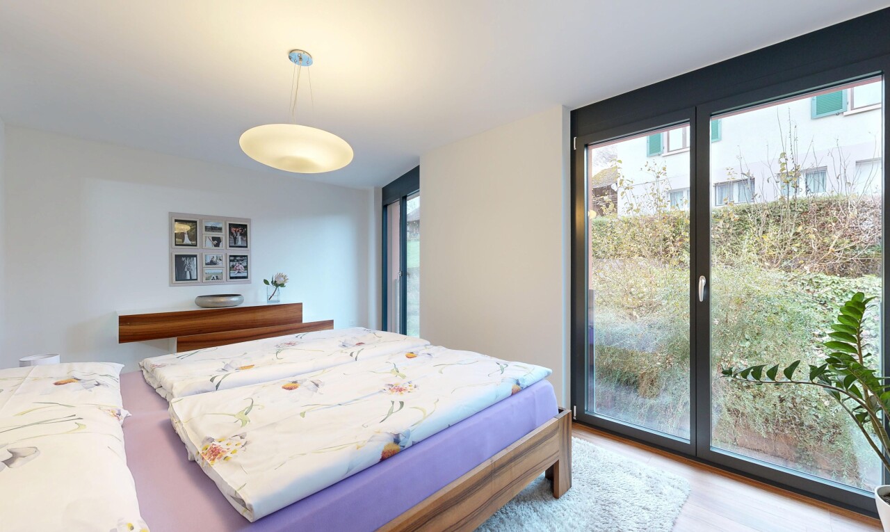 chambre avec inside property, drywall, cloison sèche, natural light, et lumière naturelle
