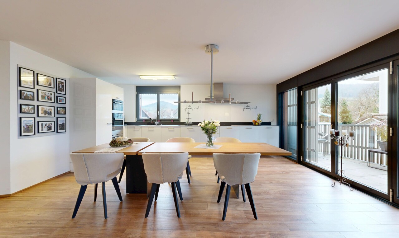 salle à manger avec inside property, drywall, cloison sèche, wood finish floor, et sol en finition bois