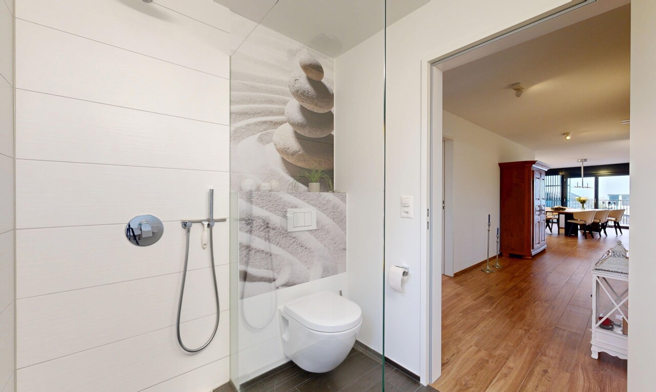 salle de bains avec wood finish floor, sol en finition bois, inside property, douche, et natural light