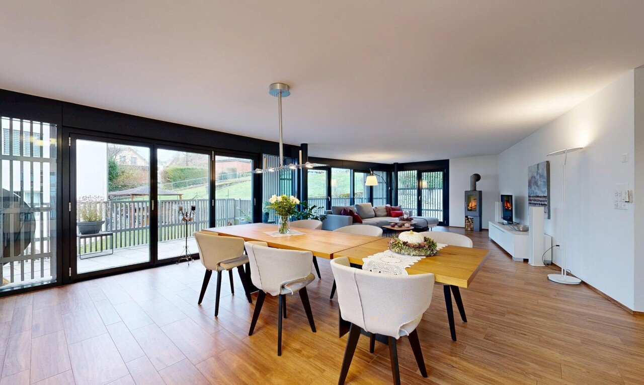 salle à manger avec inside property, wood finish floor, sol en finition bois, natural light, et lumière naturelle