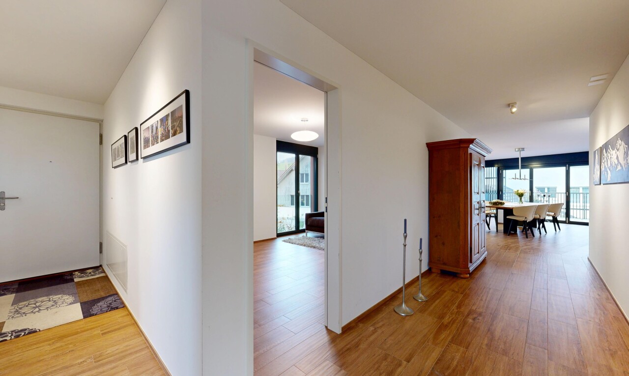 couloir avec inside property, wood finish floor, sol en finition bois, natural light, et lumière naturelle