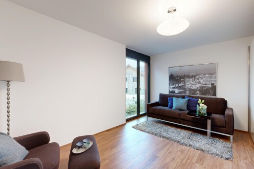 salon avec natural light, lumière naturelle, drywall, cloison sèche, et wood finish floor