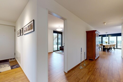 couloir avec inside property, wood finish floor, sol en finition bois, natural light, et lumière naturelle