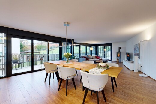 salle à manger avec inside property, wood finish floor, sol en finition bois, natural light, et lumière naturelle