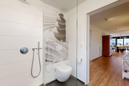 salle de bains avec wood finish floor, sol en finition bois, inside property, douche, et natural light
