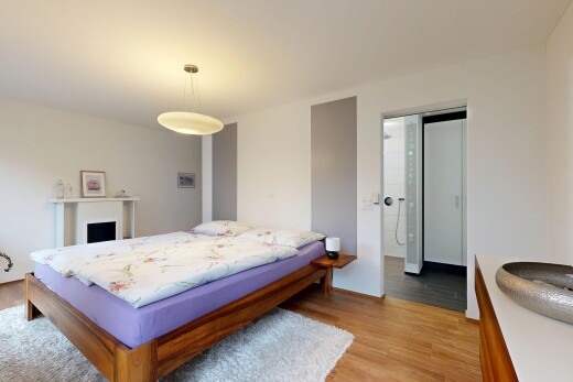 chambre avec drywall, cloison sèche, wood finish floor, sol en finition bois, et inside property