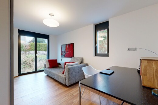 salon / salle à manger avec wood finish floor, sol en finition bois, natural light, lumière naturelle, et inside property