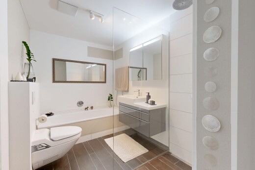 salle de bains avec salle de bain complète, miroir, lavabo (ou coiffeuse selon le contexte), inside property, et toilette