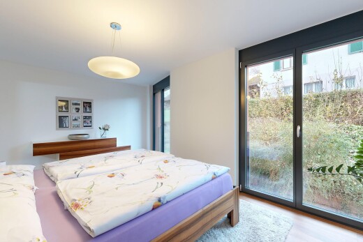 chambre avec inside property, drywall, cloison sèche, natural light, et lumière naturelle