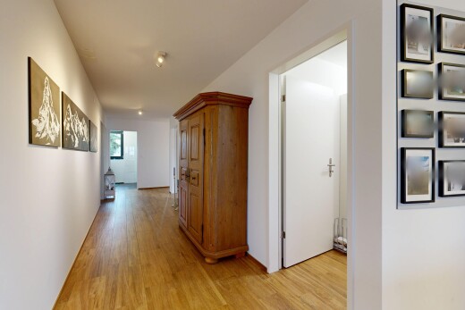 couloir avec inside property, drywall, cloison sèche, natural light, et lumière naturelle