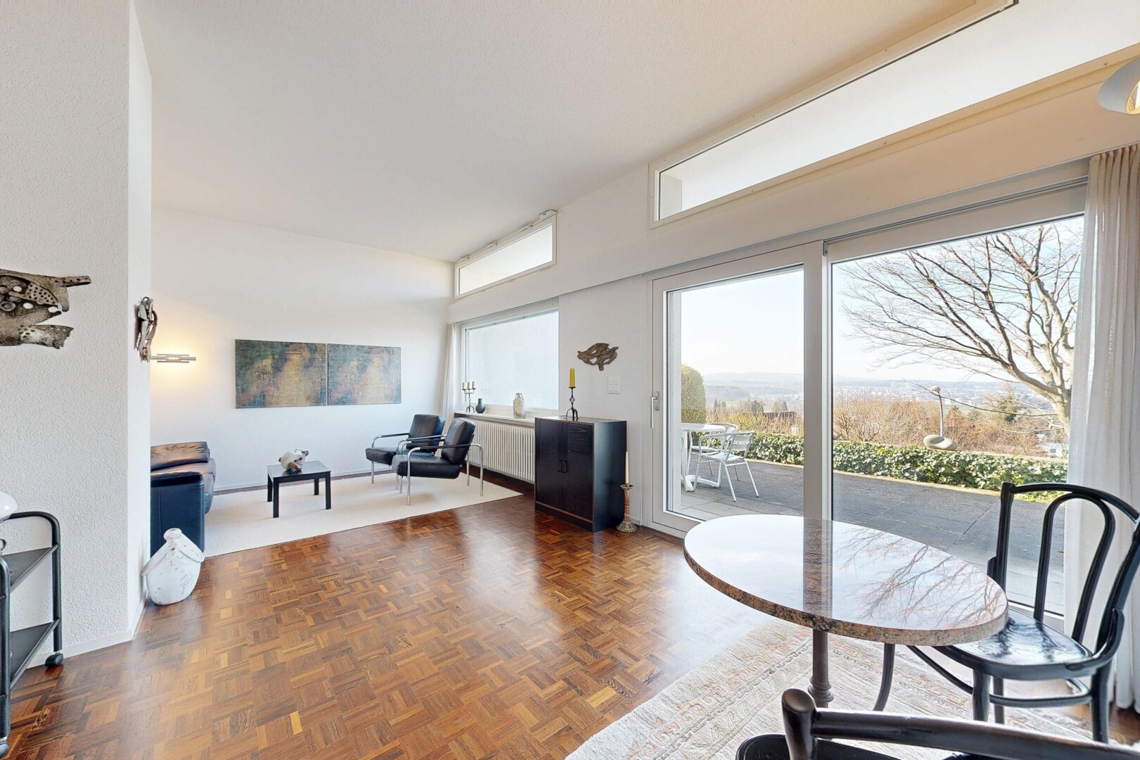 bureau avec parquet floor, wood finish floor, sol en finition bois, inside property, et natural light