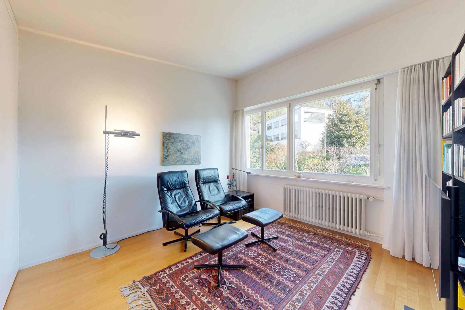 bureau avec radiateur, wood finish floor, sol en finition bois, light floor, et drywall