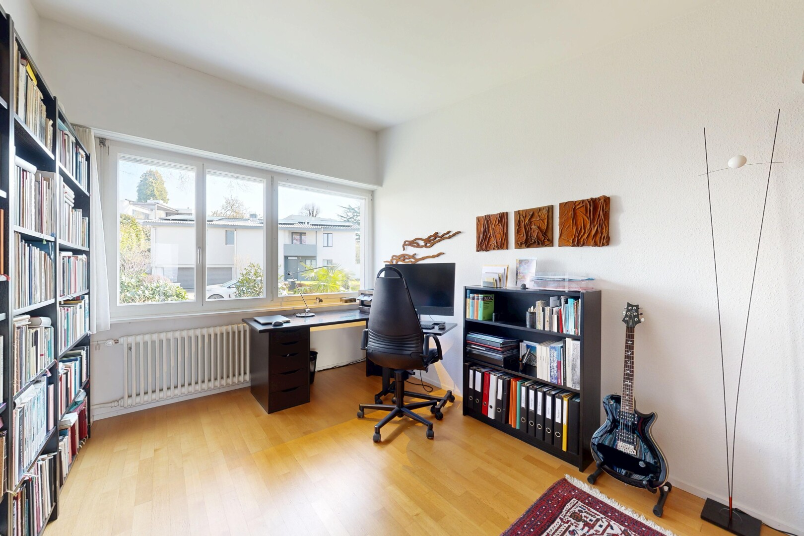 bureau avec radiateur, inside property, sol en finition bois, wood finish floor, et light floor