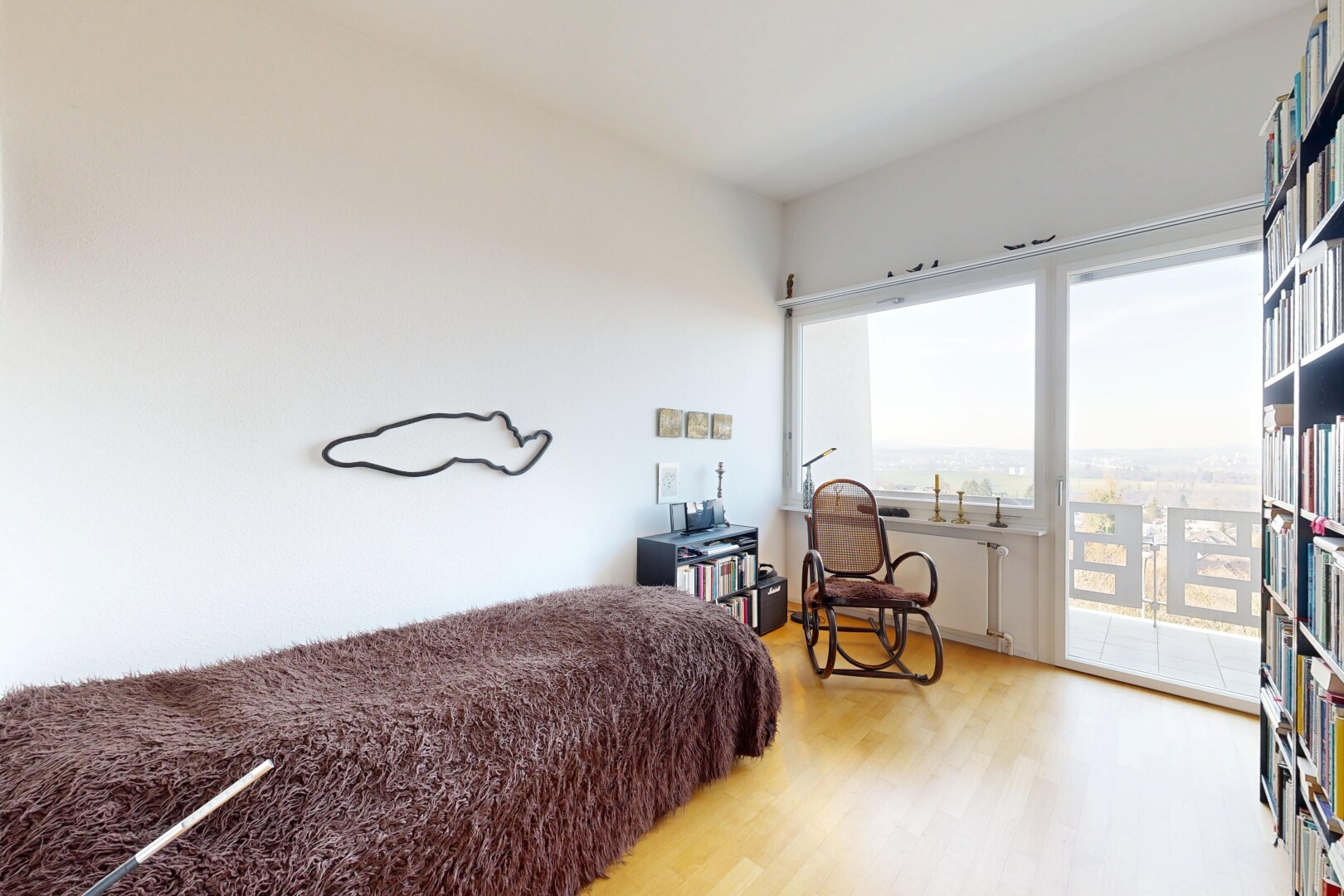 chambre avec natural light, lumière naturelle, wood finish floor, sol en finition bois, et inside property