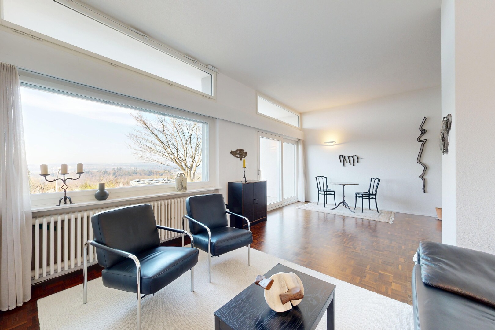 salon / salle à manger avec parquet floor, sol en finition bois, wood finish floor, inside property, et radiateur