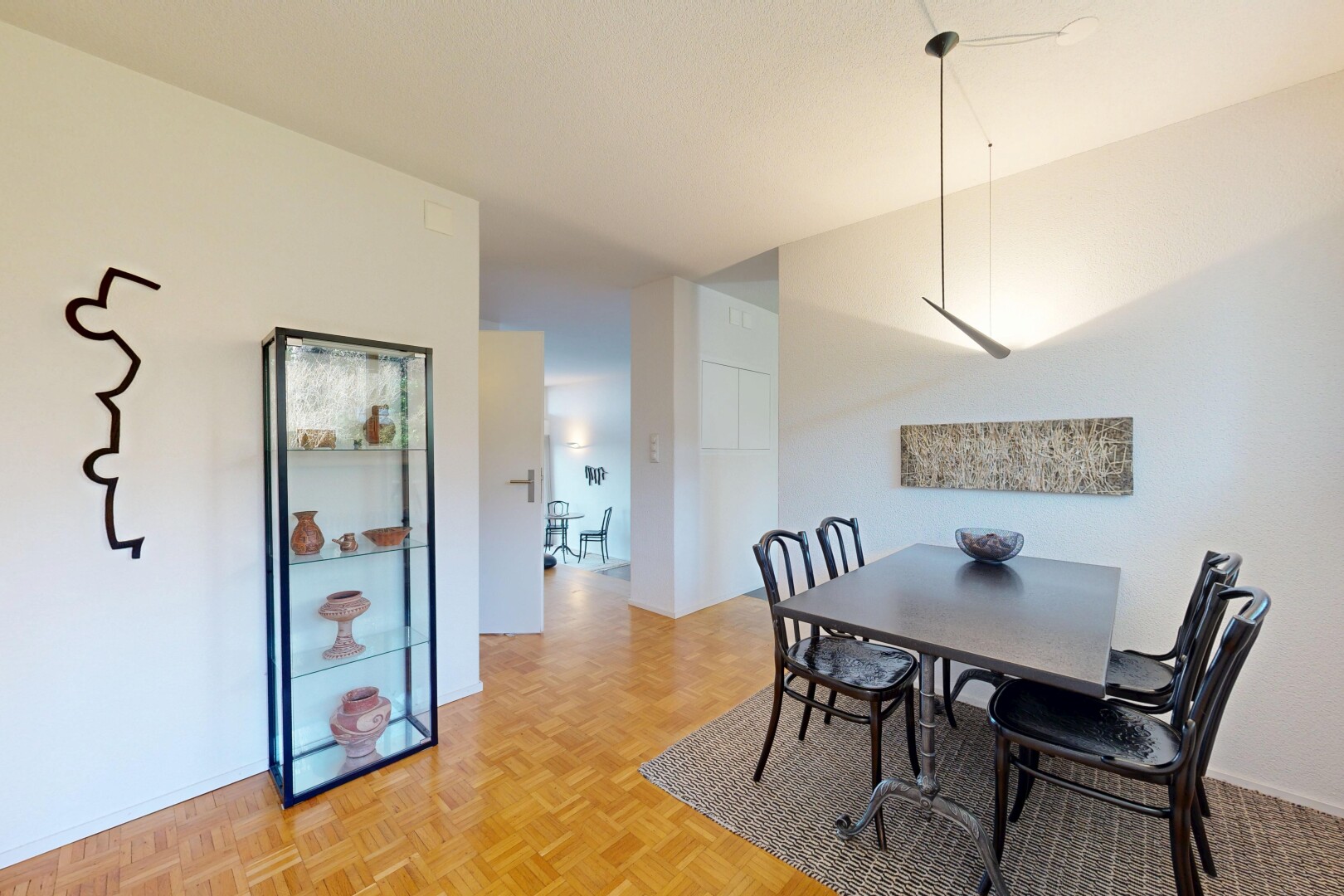 salle à manger avec cloison sèche, drywall, parquet floor, sol en finition bois, et wood finish floor