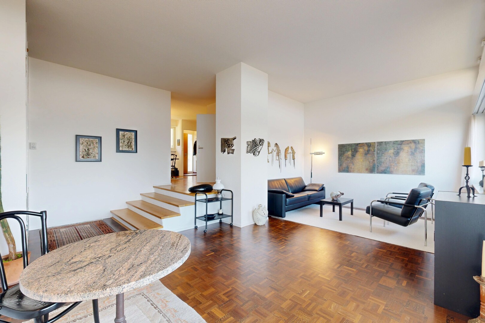 salon / salle à manger avec parquet floor, sol en finition bois, wood finish floor, inside property, et cloison sèche