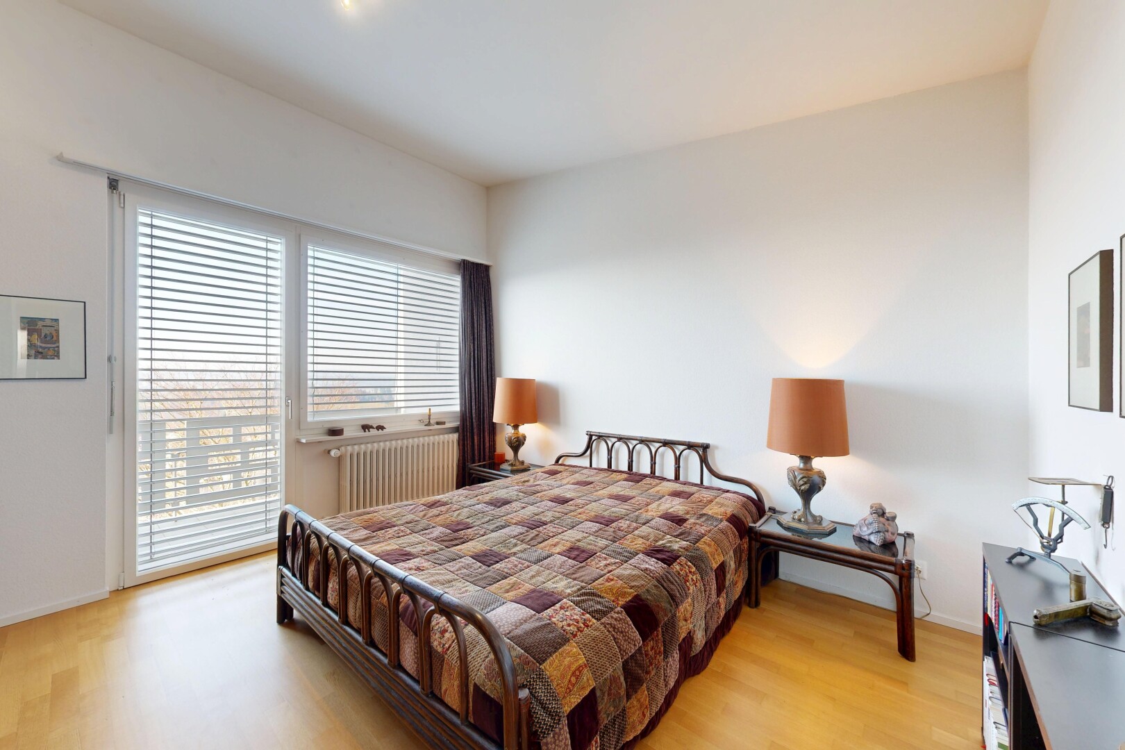 chambre avec natural light, lumière naturelle, inside property, drywall, et cloison sèche
