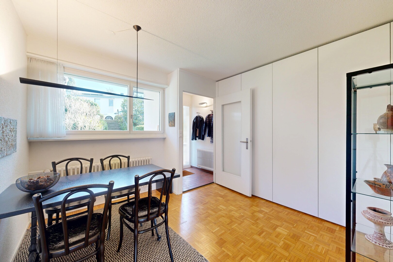 salle à manger avec inside property, sol en finition bois, wood finish floor, parquet floor, et lumière naturelle
