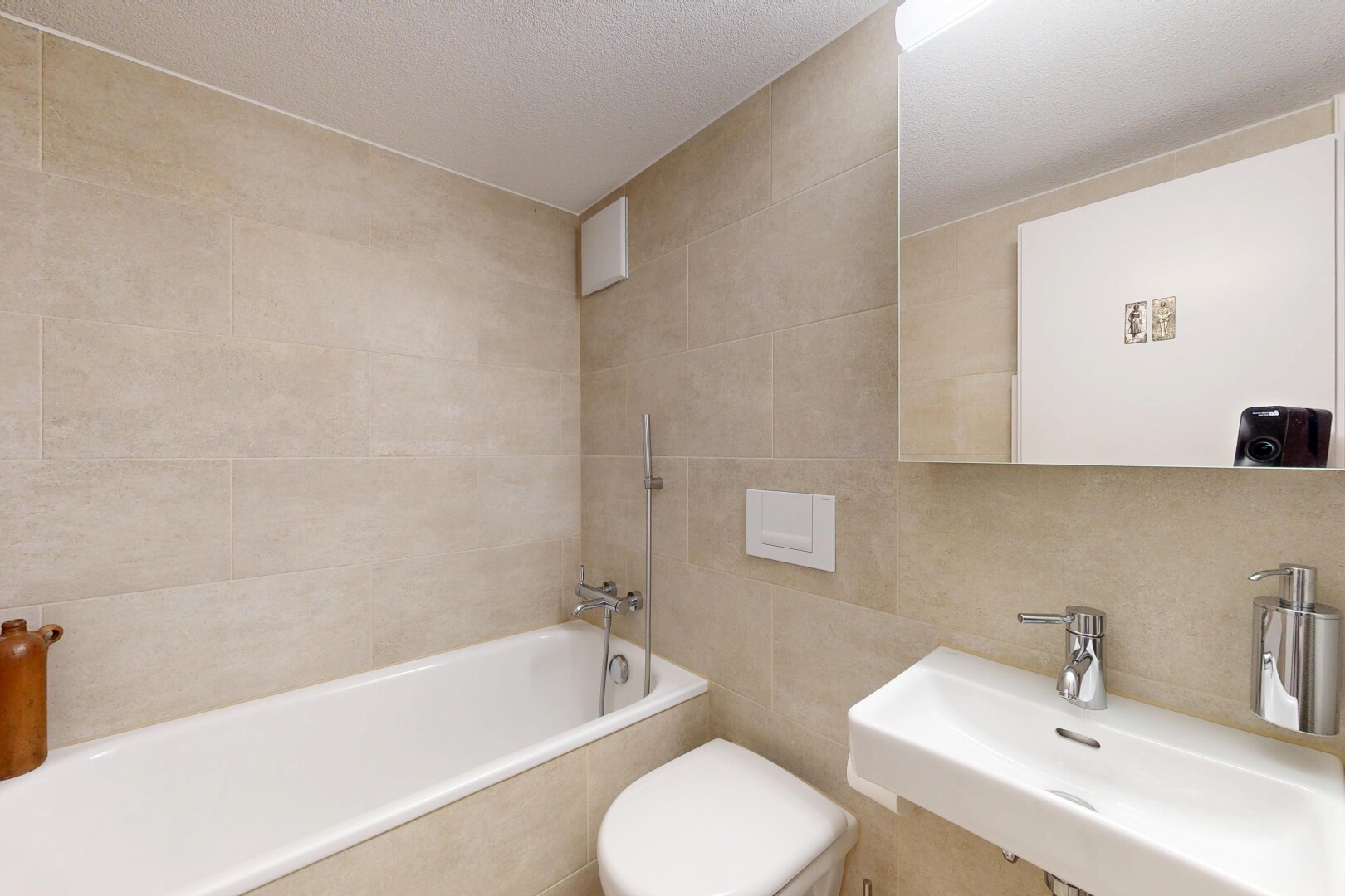 salle de bains avec tile wall, mur en carrelage, miroir, inside property, et salle de bain complète