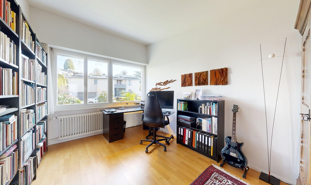 bureau avec radiateur, inside property, sol en finition bois, wood finish floor, et light floor