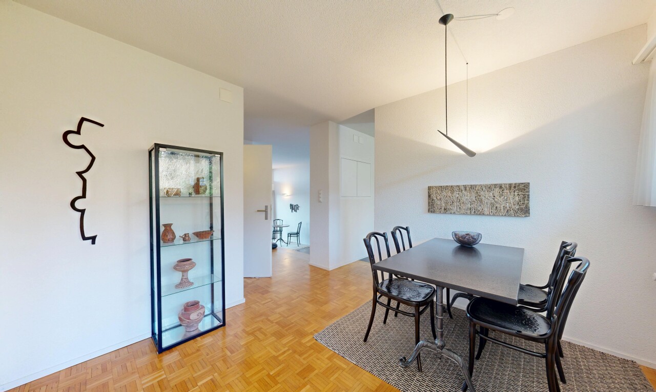 salle à manger avec cloison sèche, drywall, parquet floor, sol en finition bois, et wood finish floor