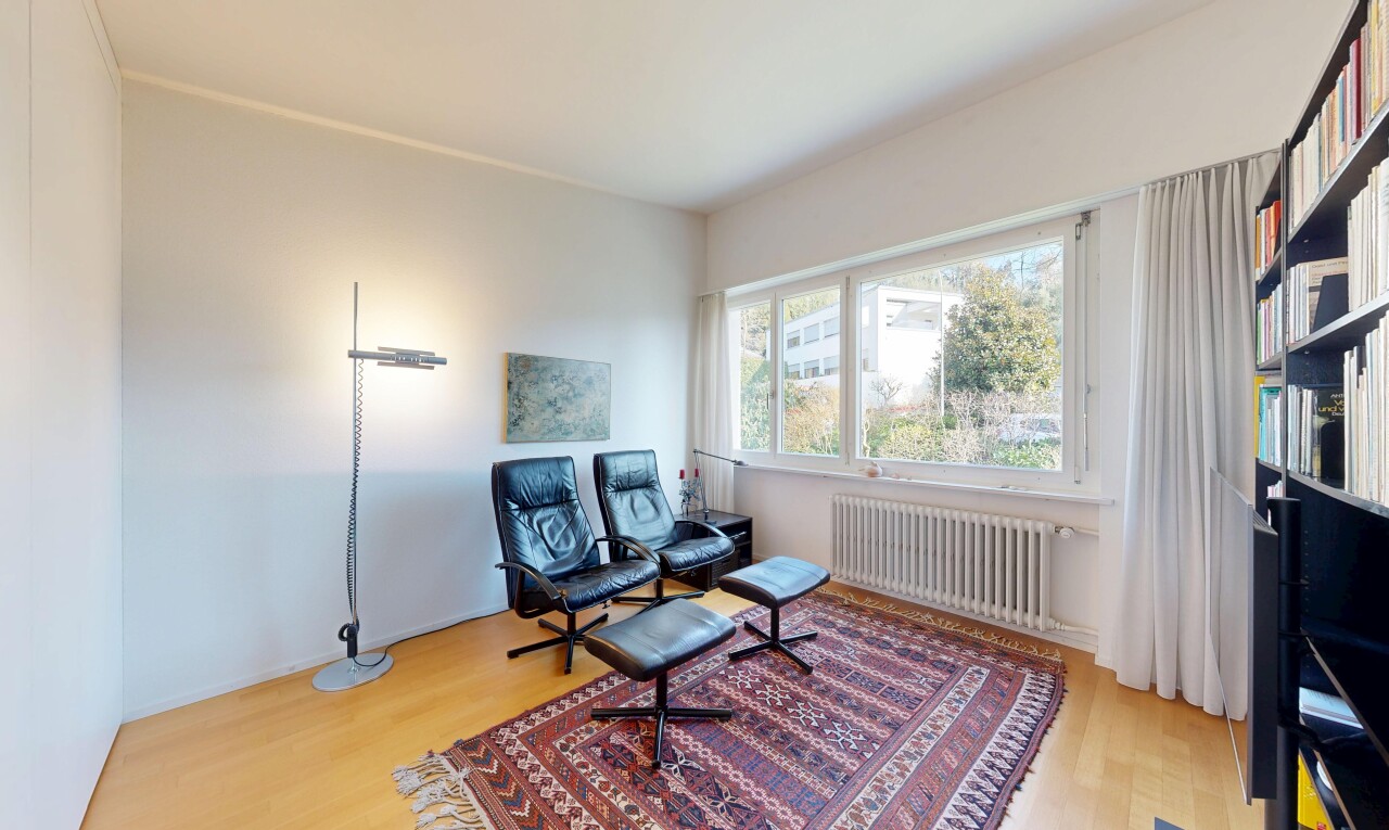 bureau avec radiateur, wood finish floor, sol en finition bois, light floor, et drywall