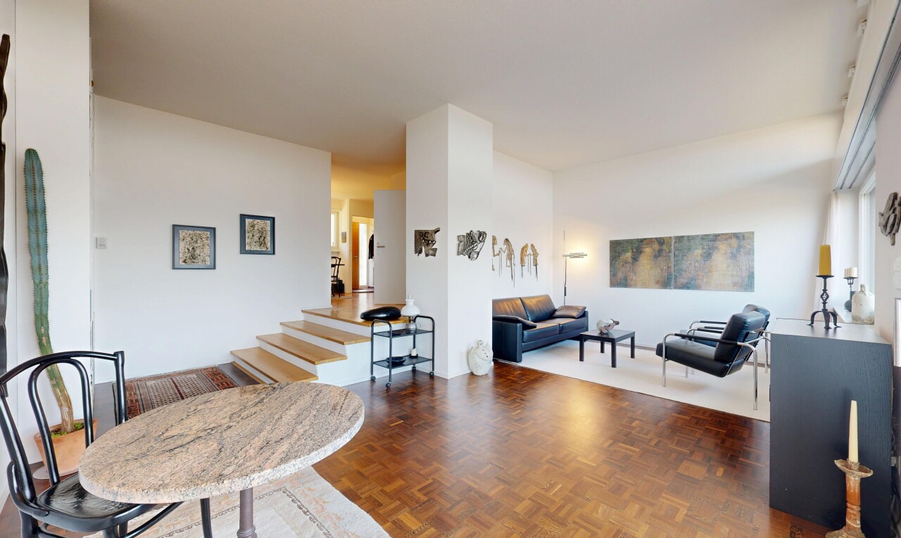 salon / salle à manger avec parquet floor, sol en finition bois, wood finish floor, inside property, et cloison sèche