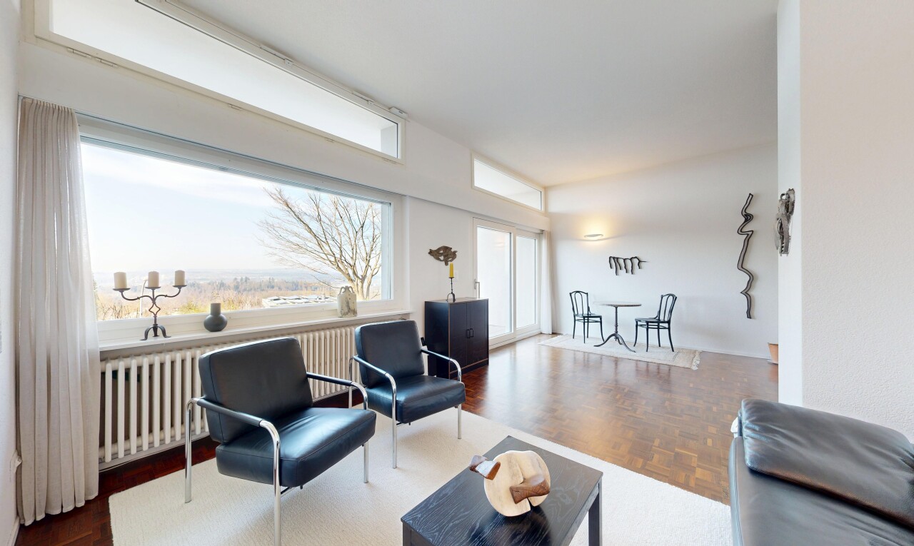 salon / salle à manger avec parquet floor, sol en finition bois, wood finish floor, inside property, et radiateur