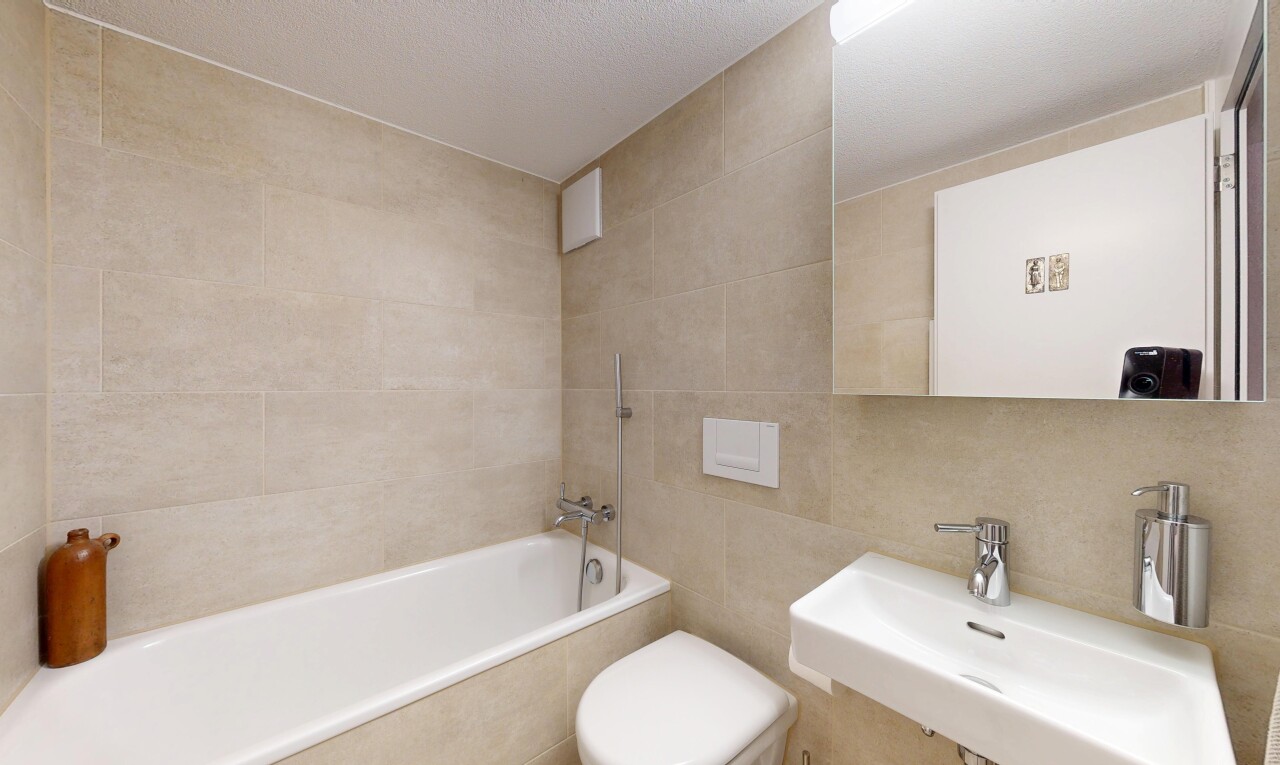 salle de bains avec tile wall, mur en carrelage, miroir, inside property, et salle de bain complète