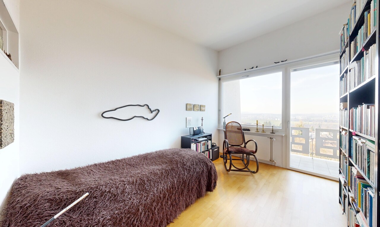 chambre avec natural light, lumière naturelle, wood finish floor, sol en finition bois, et inside property