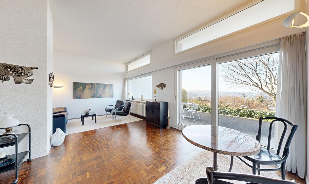 bureau avec parquet floor, wood finish floor, sol en finition bois, inside property, et natural light