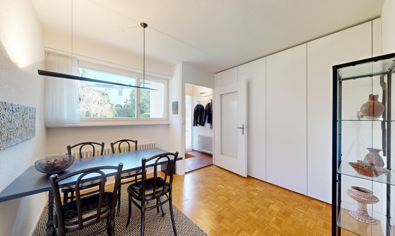 salle à manger avec inside property, sol en finition bois, wood finish floor, parquet floor, et lumière naturelle