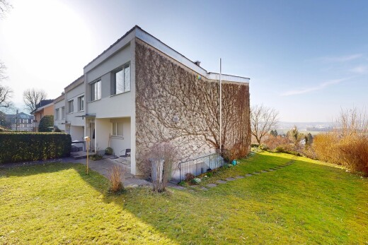 außenansicht mit rasen, property visible, stuckverkleidung, und zaun