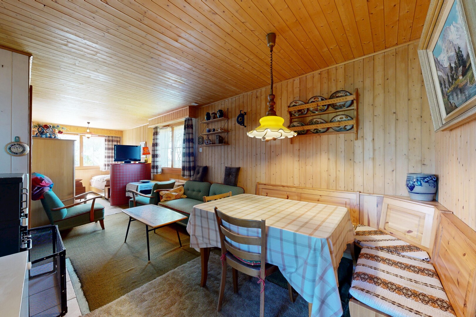 wohn- / esszimmer mit holzwand, wood wall, natürliches licht, natural light, und inside property