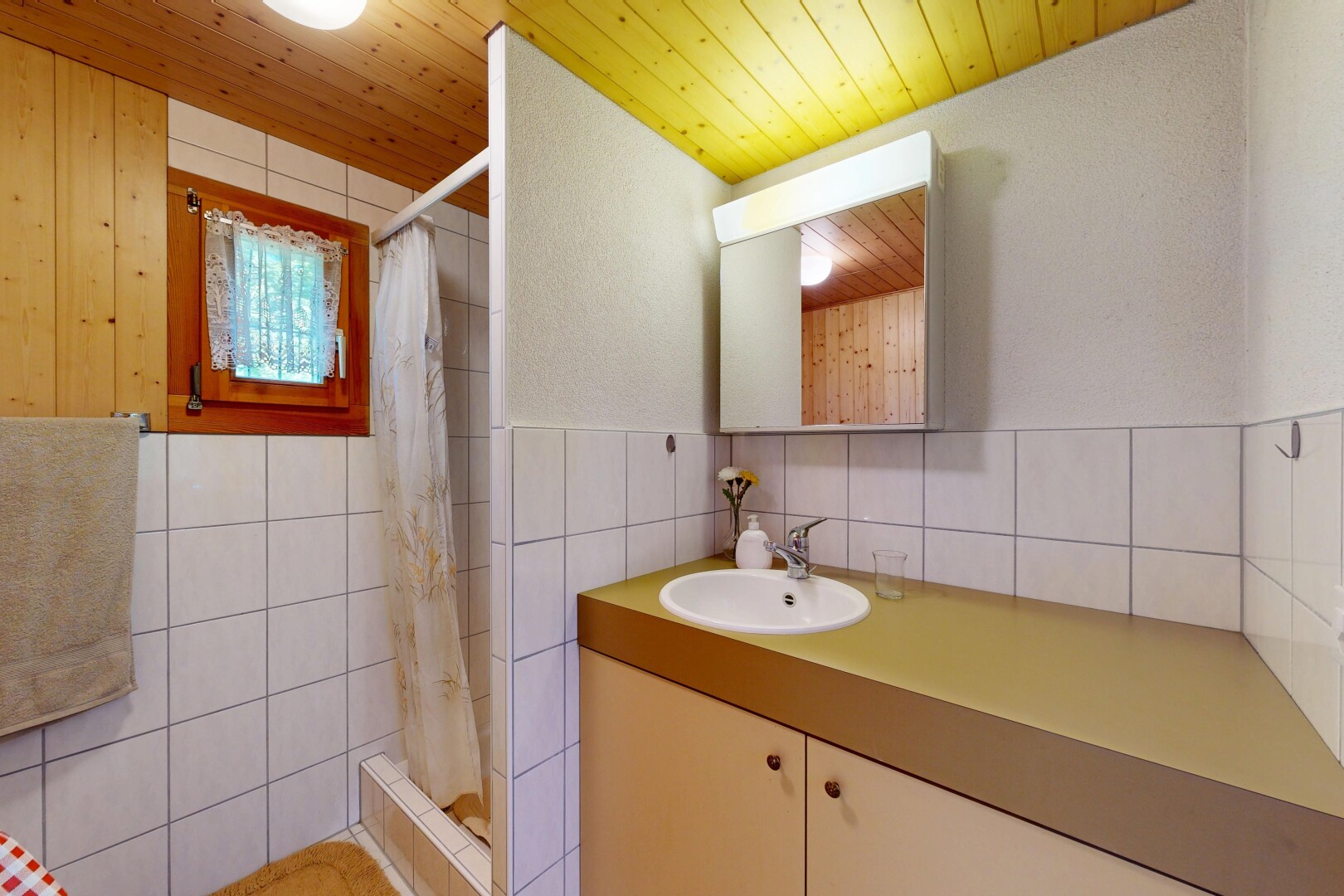 bad mit dusche, spiegel, schminktisch, komplettes badezimmer, und waschbecken
