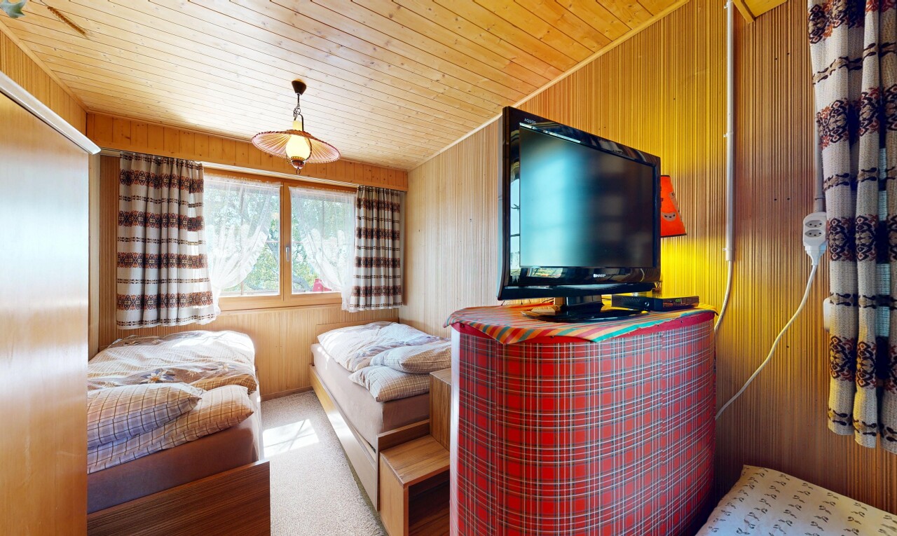 wohnzimmer mit fernseher, natürliches licht, natural light, inside property, und holzwand
