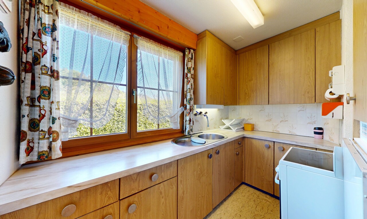 küche mit arbeitsplatten, light countertops, mittelbraune schränke, medium brown cabinets, und herd