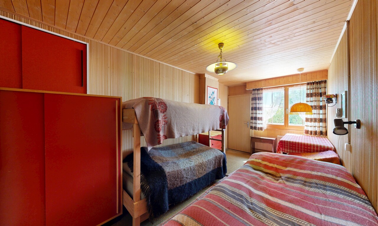 zimmer / schlafzimmer mit holzdecke, wood ceiling, inside property, natürliches licht, und natural light