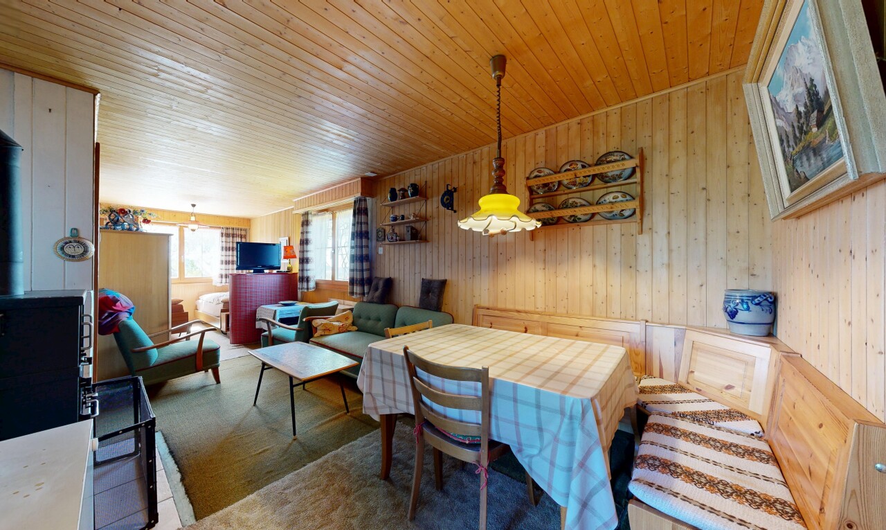 wohn- / esszimmer mit holzwand, wood wall, natürliches licht, natural light, und inside property
