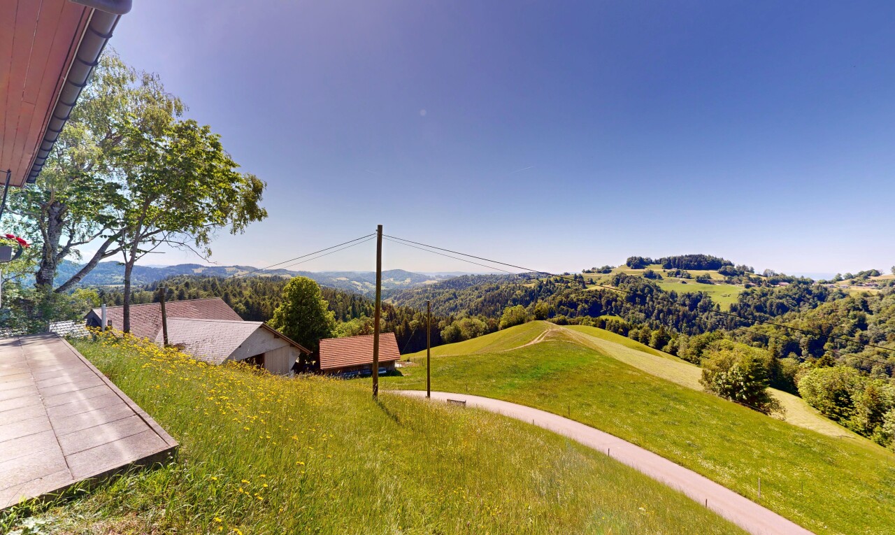 blick auf die berge mit power lines view und day time