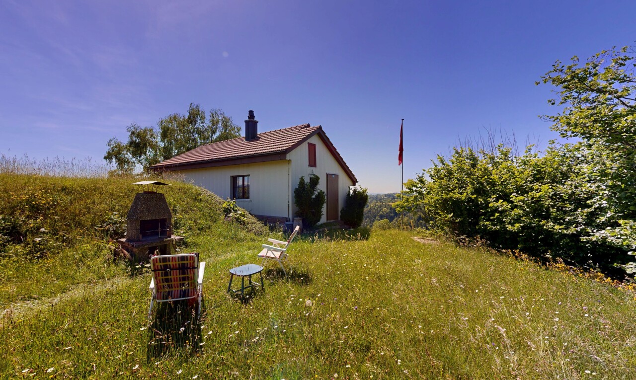 außenansicht mit property visible, schornstein, kamin, rasen, und day time