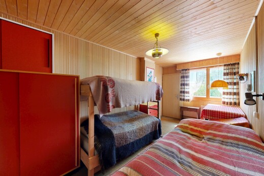 chambre avec plafond en bois, wood ceiling, inside property, lumière naturelle, et natural light