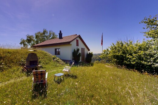 außenansicht mit property visible, schornstein, kamin, rasen, und day time
