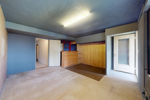 zimmer / schlafzimmer mit kleiderschrank, wood wall, holzwand, inside property, und keller