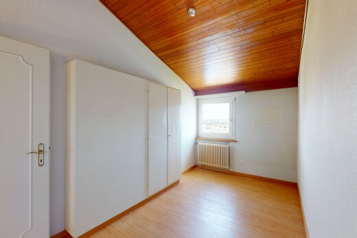 leerer raum mit natürliches licht, natural light, dachschräge, vaulted ceiling, und inside property
